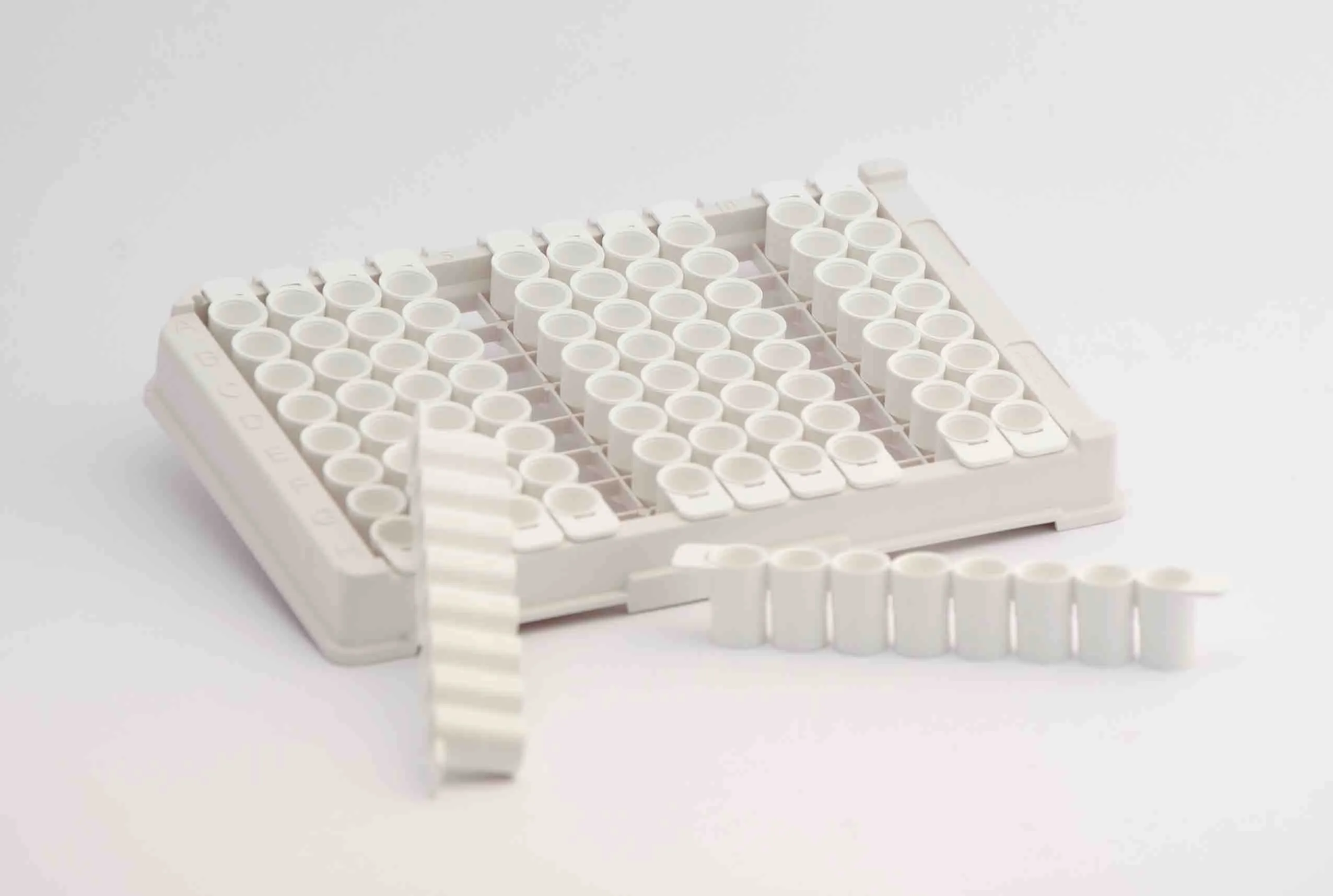 Amine Treated - 96 well plates - 8 Well Breakable Strips on single well holding frame - White PS - image 1